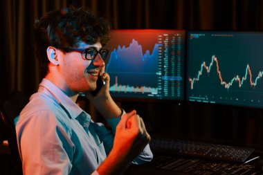 Başarılı bir tüccarın brokerı araması, küresel piyasadaki en yüksek karla gerçek zamanlı olarak Neon Light Modern Ofis 'te yumruk kaldırması. Borsa genç iş adamı kavramı. Toplayıcı.