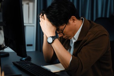 Stresli yüzü olan zeki bir işadamı, gece geç saatlerde ofiste yüksek satış gelirleri olan müşteriden e-posta bekliyor. Şirket projesinde çalışıyor. İnfobahn.