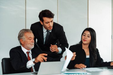 Genç Asyalı iş adamlarının ve çevirmenin de yardımıyla Beyaz Saray 'da çalışan kıdemli yönetici. Kurumsal uluslararası iş ve sekreter dili çeviri kavramı. uds