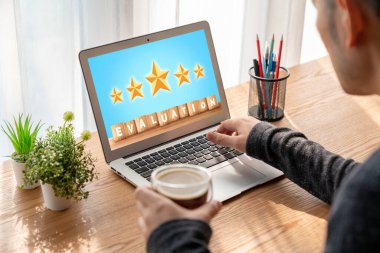 Pazarlama stratejisi planlaması için modem yazılım bilgisayarında müşteri memnuniyeti ve değerlendirme analizi