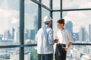 Profesyonel akıllı mimar mühendis takımı inşaat sorunlarını tartışıyor ve çözüyorlar. Mühendis, müdürün gökdelenle çevrili çalışma fikrini paylaşırken not alıyor. İzleme.