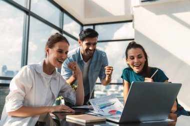 Bir grup mutlu iş adamı başarılı projelerini kutluyor. Profesyonel iş adamları modern ofisteki projeleriyle gurur duyuyorlar. Başarılı takım çalışması, mutlu iş arkadaşı, iş yeri. İzleme.