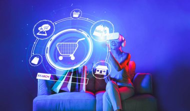 Akıllı kadın kanepeye oturmuş, VR kulaklık takıyor. Meta-evreni, gelecekteki siber uzay topluluk teknolojisini bağlıyor. Zarif kadınlar açık arayüzlü online mağaza ürünlerinden hoşlanırlar. Halüsinasyon.