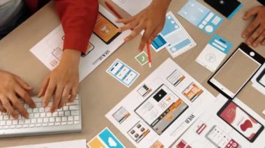 Mobil uygulama ya da web sitesi için kullanıcı arayüzü prototipi planlayan şirket çalışanlarının en iyi görünüm videosu. UX UI tasarımcı beyin fırtınası kullanıcı dostu arayüz planı. Sinerjik