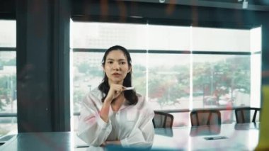 Profesyonel genç ve stresli iş kadını pazarlama sorunlarını çözmenin yollarını düşünürken aynı zamanda renkli yapışkan notlarla ve pazarlama fikriyle cam tahtada duruyor. Yönlendirici.