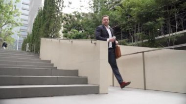 Green Echo City 'de aceleyle merdivenlerden çıkan zeki bir iş adamı. İş yerine giderken önemli bir toplantıya geç kalmadığı için endişeli proje yöneticisi acele ediyor. Yaşam tarzı. Urbane.