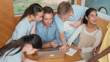 Kafkas öğretmenler dersi dizüstü bilgisayar kullanarak öğretirken öğrencilerin en üst görüşü soru sorar. Zeki eğitmen etrafını dinleyen ve ders veren çeşitli öğrencilerle çevrili olan projeyi açıklıyor. Öğretim