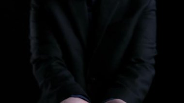 İş adamı, QC ve QA standartlarının karşılandığından emin olmak için katı kalite güvencesi protokolleri uyguluyor. Kalite güvencesi ile sertifikalı ürün mükemmelliğine ulaşmak. Kullanıcı Kimliği