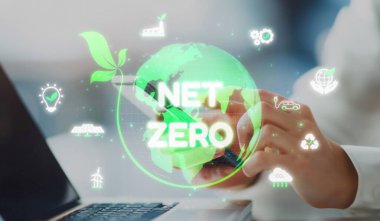 Sürdürülebilirlik simgeleriyle çevrili dijital küre, karbon emisyonlarını azaltma ve çevresel dengeyi sağlama amacını temsil etmektedir