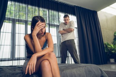 Aile krizi ve çift sorunu, finansal problemden kaynaklanan stresli durum, zihinsel sağlık sorunu, ya da sadakatsizlik. Evlilik hayatındaki hayal kırıklıkları ve hüsranlar depresyona ve boşanmaya yol açıyor. Açılıyor