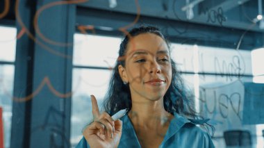 Genç İspanyol çalışanlar renkli yapışkan notlar yazıyorlar. Akıllı iş kadını pazarlama fikrini, beyin fırtınası stratejisini, iş planını paylaşıyor. Proje yöneticisi zihin haritası çiziyor. - Yakın çekim. Yönlendirici.