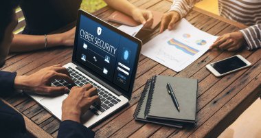 Bilgisayar ekranındaki siber güvenlik sistemi özel bilgileri bilgisayar korsanlarından ve siber saldırılardan koruyor.