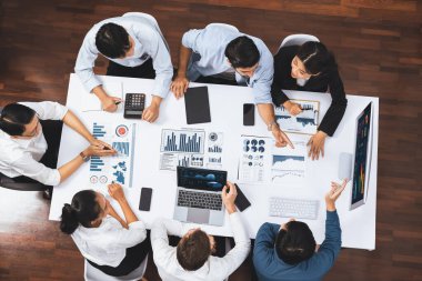 Üst düzey analist ekibi toplantı odasındaki mali verileri analiz etmek için BI Fintech 'i kullanıyor. İş anlayışı ve stratejik pazarlama planlaması için kağıt üzerinde analitik BI gösterge paneli. Tedbirli