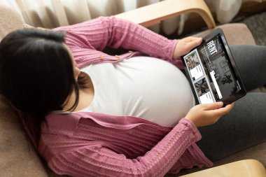 Çevrimiçi gayrimenkul kiralama araştırması bilgisayarda çok rahat. Ev kiralama sitesi çevrimiçi.