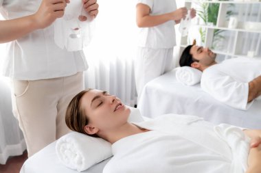 Kaplıca salonunun sakin, modern gündüz atmosferi, birkaç müşteri yüz maskesi takarak kendini yenilemeye çalışıyor. Yüz bakımı ve güzellik kozmetolojisi prosedürü. Sessiz.