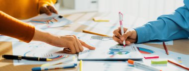 Şirket çalışanları birlikte çalışıyor, finansal veri raporları üzerine BI gösterge tablosunu analiz ediyor ve Panorama bayrağında ticari başarı için stratejik pazarlama planlıyor. Sinerjik