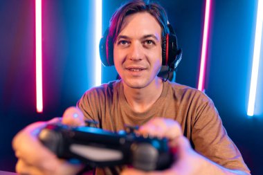 Kontrol kumandalı akıllı oyun flamasının keyfini çıkarın, modern teknoloji siber neon ışık odasında yetenekli oyuncularla çevrimiçi canlı sosyal medya grubu oyunu oynayın. Bireysel.