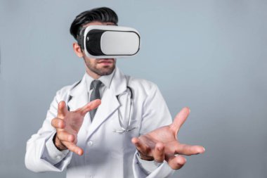 Tıbbi form tutarken VR gözlük ve laboratuvar önlüğü takan profesyonel bir doktor. Metastaz ya da sanal gerçeklik dünyasını hastalarla konuşmak ve onları iyileştirmek için kullanırken şekle bakan çekici bir doktor. Sapma.