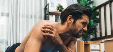 Atletik ve sporcu adam vücut egzersizi sırasında egzersiz sakatlığından muzdarip. Neşeli evde egzersiz konsepti sırasında yaralanan kas kazasından dolayı ağrılı bir ağrı..