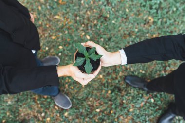 Fabrikayı, kurumsal sosyal sorumluluk üzerine kurulmuş, CO2 emisyonunu azaltan, uygun ortamı koruyan ve ESG ilkesini benimseyen eko şirketi kavramı olarak gören üst düzey iş adamları. Döngü