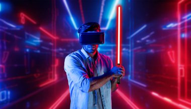 Lazer kılıcı tutan ve VR gözlük takan oyuncu. Beyaz adam, neon şatonun etrafında dikilirken görsel gerçeklik kulaklığı kullanıyor. Yenilik teknolojisi. Sapma.