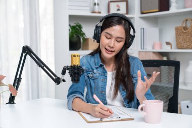 Kot pantolon giyen, yaratıcı yayın yapan genç Asyalı sunucu stüdyo dinleyicisiyle günlük hayatta pazarlamayı ya da danışmanı tanıtmayı online olarak anlatıyor. Taktik.