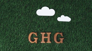 Sera azaltma kampanyası ve çevre bilincine yönelik mesajı teşvik etmek için eko sembolü olarak sera gazları simgesiyle biyografik arka plan üzerine GHG 'de ahşap alfabe metni düzenlenmiş. Döngü