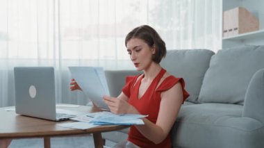 Stresli genç bayanın kredi kartı borçlarıyla ilgili mali sorunları var. Kötü kişisel para ve mortgage ödeme yönetimi krizinden korunmak için. Kadınlar aşırı harcama yüzünden finansal iflastan endişe ediyorlar.