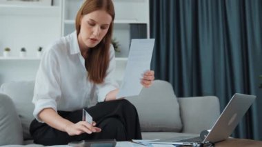 Kadın internet pazarından gelen borç yığınını modern yaşam tarzı olarak hesaplıyor ve prim siber güvenlik yazılımı tarafından korunan cüzdandan çevrimiçi ödeme için kredi kartı kullanıyor