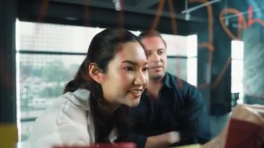 Genç kendine güvenen iş kadını projeyi uzman yatırımcıya sundu. Profesyonel proje yöneticisi başlangıç projesini açıklamak için yapışkan notlar kullanır, beyin fırtınası fikirlerini yatırımcıya paylaşır. Yönlendirici.