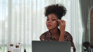 Kadın nüfuzlu kişi canlı yayında video görüntülerini çekiyor. Makyaj çok önemli sosyal medya ya da blog. Kozmetik stüdyosu ışıklandırmalı mutlu genç kız çevrimiçi pazarlama oturumu yayını için..
