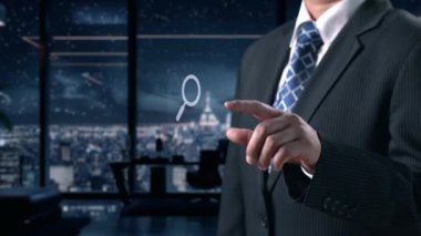 İş adamı, stratejik kararlar için değerli verileri çıkartarak arama motoru araştırması yapıyor. Kapsamlı araştırma ve SEO veri analizi için arama motorları kullanılıyor. Kullanıcı Kimliği