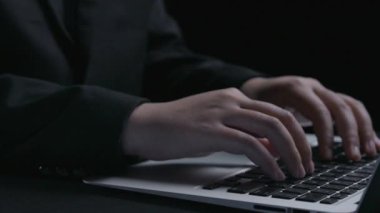 Yapay zeka sanal asistanı Chatbot ile yapay zeka konsepti ile insan etkileşimi, yapay zeka mühendisliği, LLM yapay zeka derin öğrenimi iş desteği için üretken yapay zeka kullanımı. Kullanıcı Kimliği