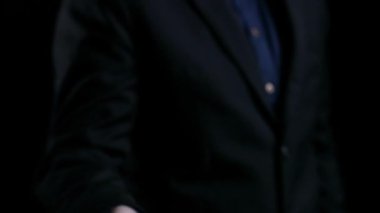 İş adamı, tahminsel büyük veri modellerinden gerçek zamanlı analizlere uzanan eğilimleri ve görüşleri ortaya çıkarmak için veri analizlerini derinlemesine inceleyerek, veri güdümlü kararların analitik endüstrileri UUID 'ye nasıl yönlendireceğini öğrenir