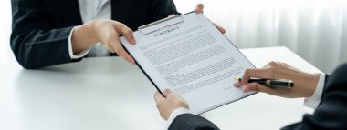 Şirket avukatının ya da hukuk bürosundaki avukat servisinin yardımıyla balyayla ilgili sözleşme imzalama belgesi. İşletme yatırımı ve yasal işlemlerin tamamlanması. Kurnaz.