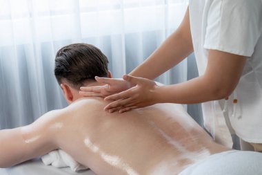 Kafkas erkek müşteri stres önleyici spa masajının keyfini çıkarıyor ve lüks otel veya oteldeki gündüz açık hava ortamında güzellik derisi eğlencesi ile şımartıyor. Sessiz.