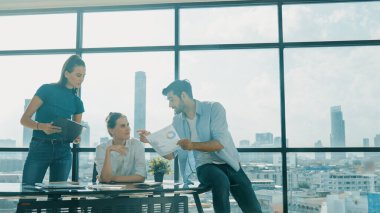 Bir grup yetenekli iş adamı toplantı masasında dizüstü bilgisayar ve istatistik belgeleriyle mali istatistik hakkında tartışıyor, beyin fırtınası yapıyor, fikir paylaşıyor, plan yapıyor ve strateji geliştiriyor. Şehir manzarası. İzleme