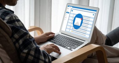 Bilgisayar ekranında rahatça görünen e-posta bildirim iletisi. Dijital pazarlama iletisi bilgi metni iş dünyasından müşteriye