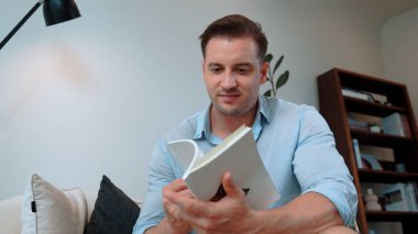 Kanepede oturan orta yaşlı bir adam, masal kitapları okurdu. İşgal için sosyal ve hayal gücü hakkındaki bilgileri yükseltirdi. Ya da çocukları iyi bir yetişkin baba olmak için yetiştirirdi. Hayat boyu öğrenme konsepti. Uyumsuzluk.