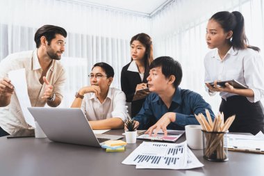 Veri analistleri ofis çalışanlarından oluşan bir ekip, mali, trend ve pazarlama verilerini analiz etmek için iş istihbaratı BI gösterge paneli üzerinde işbirliği yapmaktadır. BI yazılım kullanım sürücüsü iş başarısı. Tedbirli