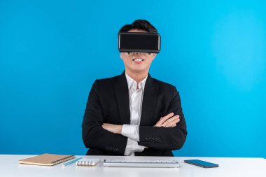 Asyalı işadamı, metaevren ile iş dünyasının haberlerini fütüristik metaevrende analiz ederek yenilik teknolojisini analiz ediyor sanal gerçeklik mavi kopyalama alanını izole ediyor. Entrika.