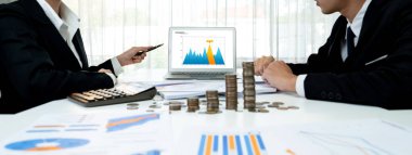 İş zekası analisti dizüstü bilgisayardaki BI yazılımını kullanarak finansal veri göstergesini ve büyüme destesini analiz ederek iş teknolojisini sembolize ediyor. Panorama 'da yatırım kararı. Kurnaz.