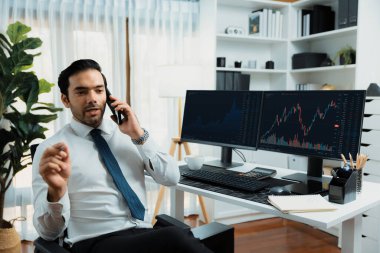 İki borsa yatırımıyla danışman ya da ortağı arayan tüccar işadamı, veri analizini yüksek kârlı dinamik teknoloji borsasına yatırım yapmak için karşılaştırdı. Tahmin et..