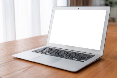 Tasarımınız için mod bilgisayardaki beyaz boş ekran monitör ekranında maket yapın