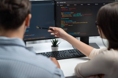 İki ekran ekranında yaratıcı web sitesi planlama yazılımını tartışan yetenekli geliştiriciler programı arka görüş konseptiyle ofiste tasarımı analiz eden tam yığın veri. Varsayım.