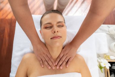 Panorama manzaralı kadın müşteri stres önleyici spa masajından zevk alıyor ve lüks otel veya oteldeki gündüz açık hava ortamında güzellik teniyle eğleniyor. Sessiz.