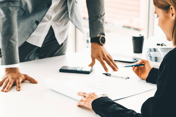 Архитектор и инженер, работающий со строительным проектом на столе в офисе. Архитектура и инженерная бизнес-концепция. uds