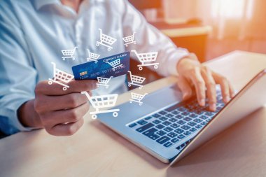 Hologram arayüzü olan zarif müşteri kartı çevrimiçi platformu seçer. Açık e-ticaret uygulaması nakitsiz teknoloji alışveriş envanteri kullanırken akıllı tüketiciler dizüstü bilgisayar kullanıyor. Siber Nakit.