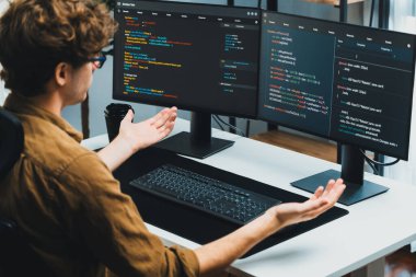 IT geliştiricisi, yazılım güncellenmiş yazılım sürümü kavramını yaratarak, kodlama uygulama ekranları üzerinde modern ev ofisteki pc monitörlerinde çevrimiçi yazılım geliştirme üzerinde çalışıyor. Toplayıcı.