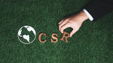 CSR 'daki tahta alfabe metnini, biyofilik arkaplan üzerine, daha yeşil bir gezegen için net sıfır ve çevresel kampanyayla sorumlu kurumsal sosyal toplum için ekolojik bir sembol olarak Dünya işareti olarak düzenleyin. Döngü